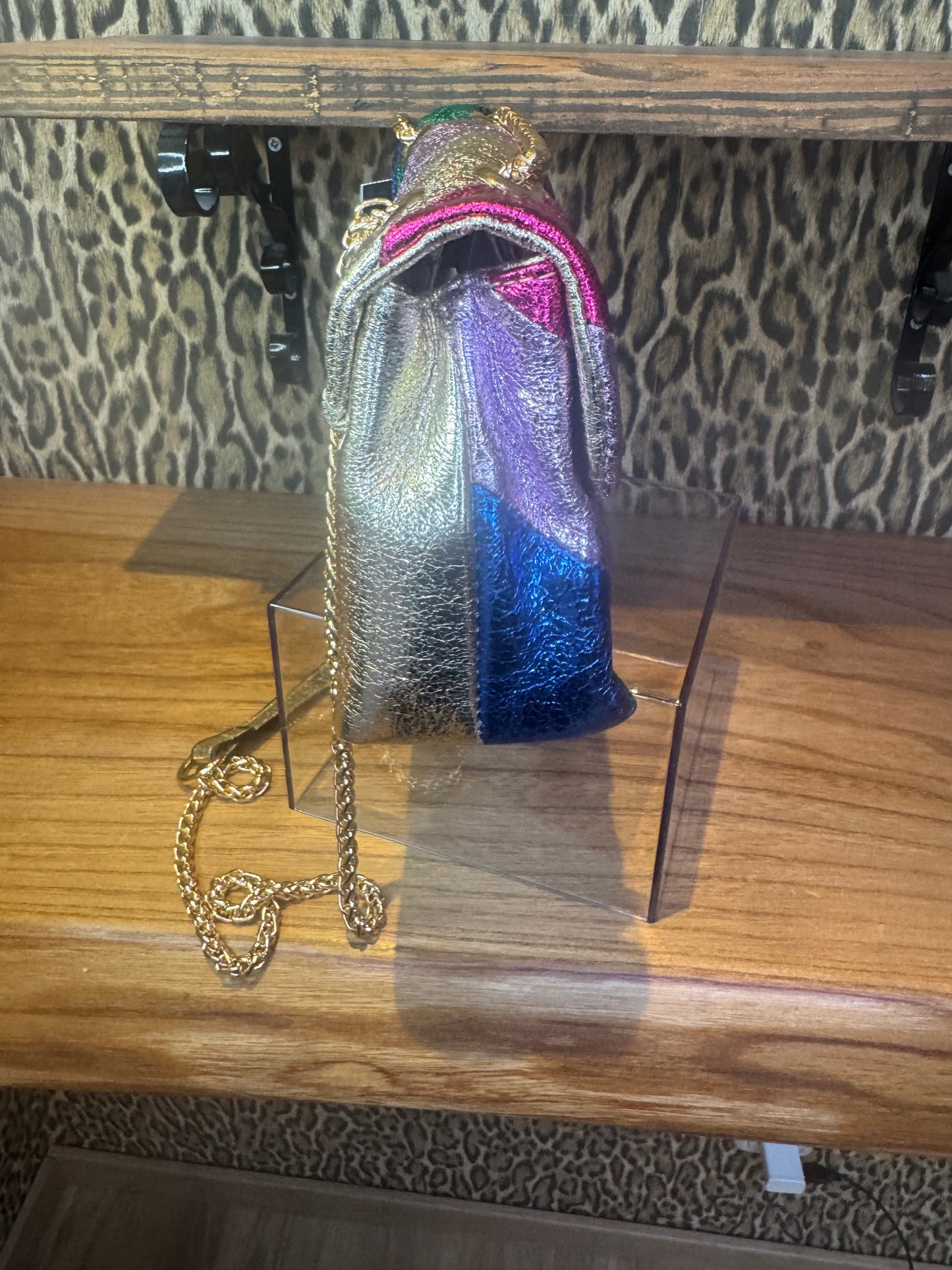 Rainbow colored handtas