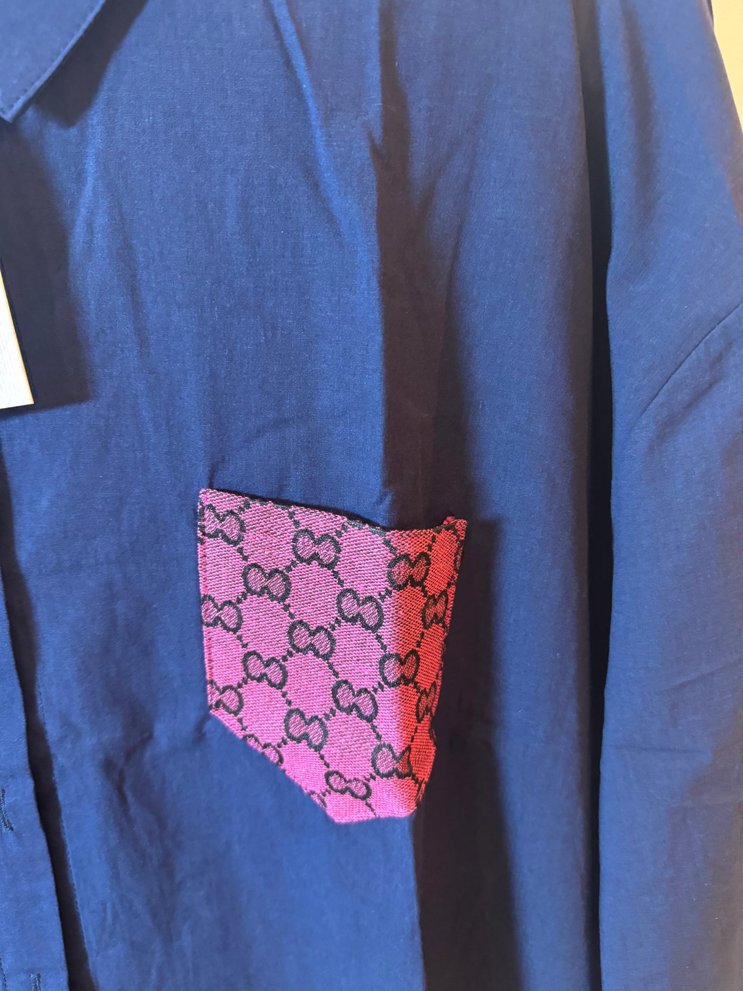 Donkerblauwe blouse met roze borstzak
