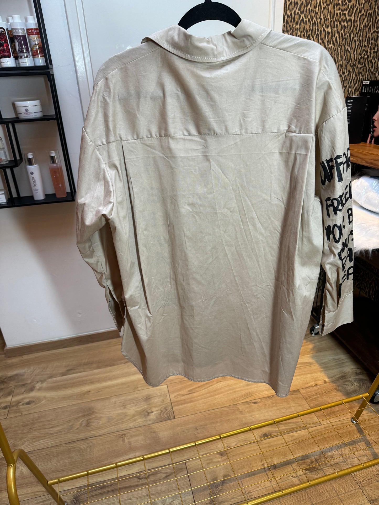 Beige lange blouse met letters