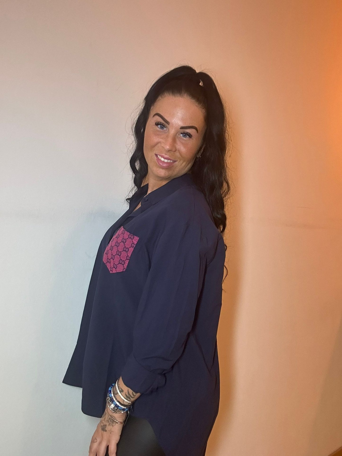 Donkerblauwe blouse met roze borstzak