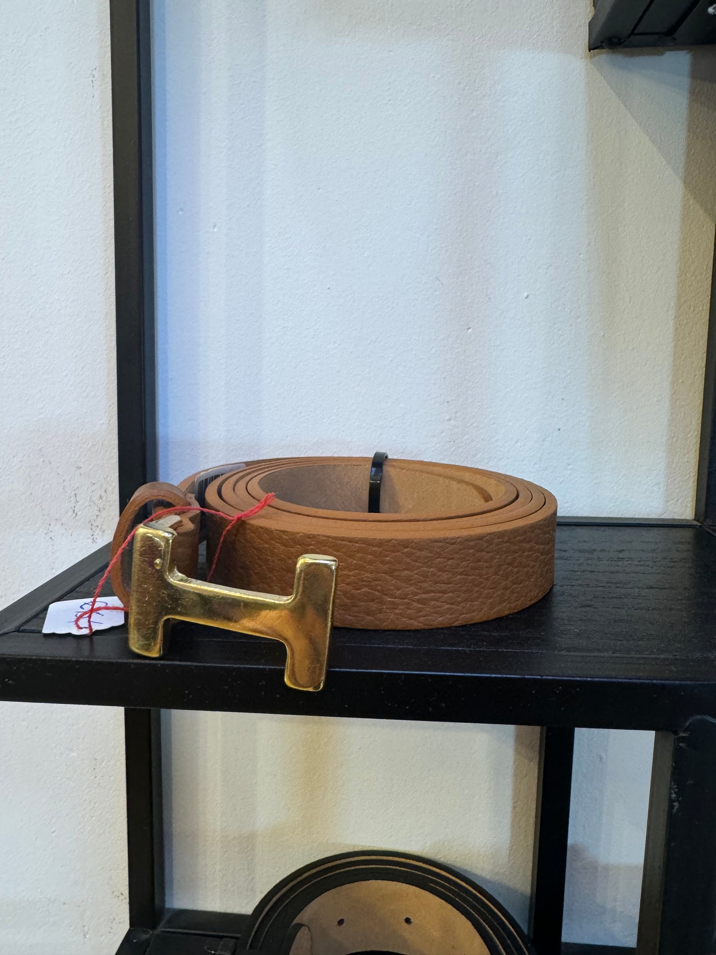 Bruine riem met gouden H