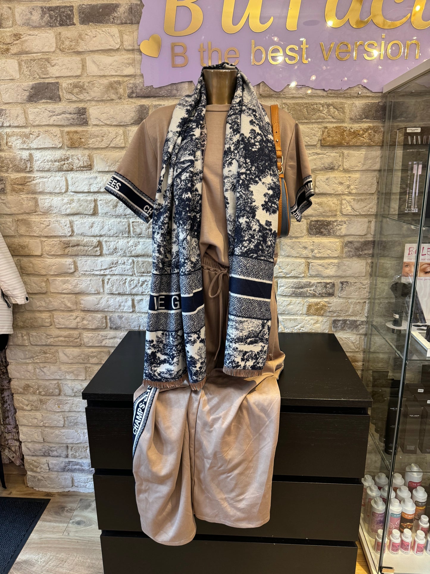 Donkerblauw met beige sjaal