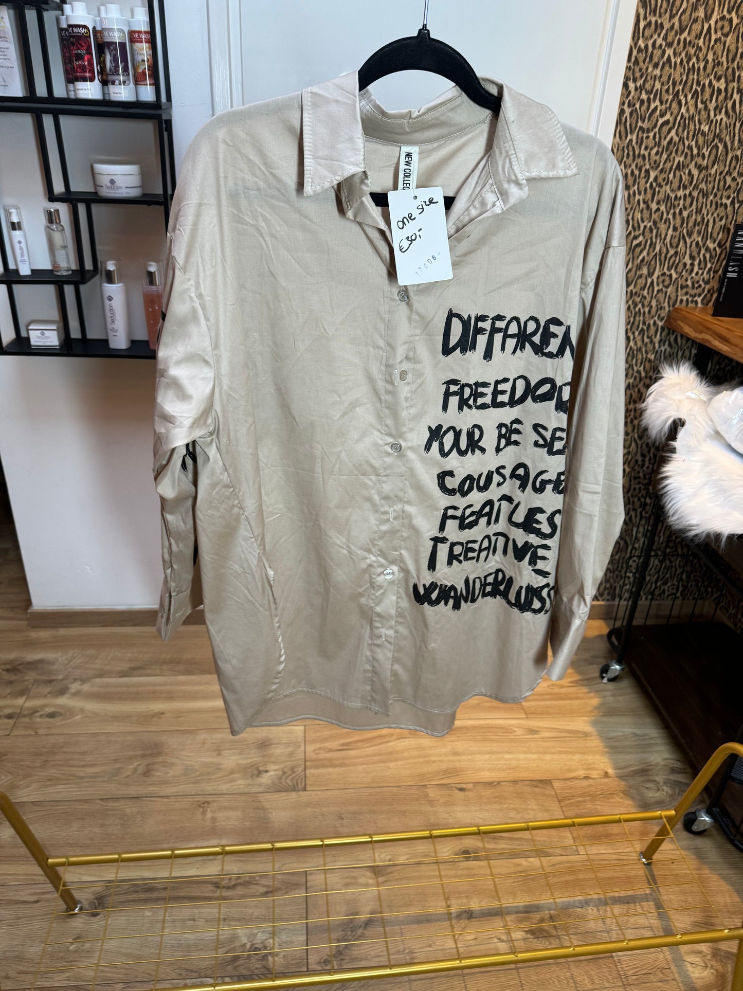 Beige lange blouse met letters