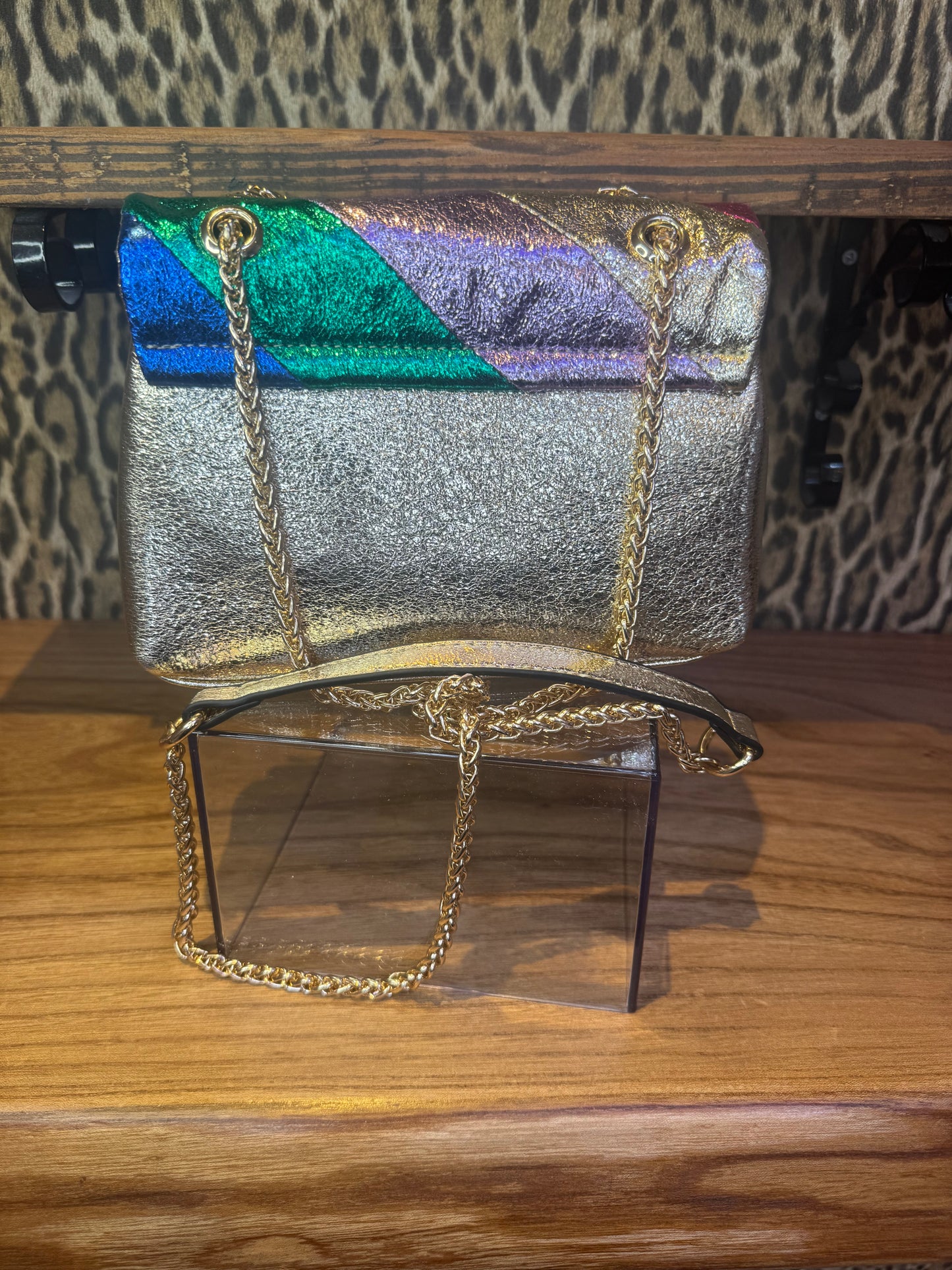 Rainbow colored handtas