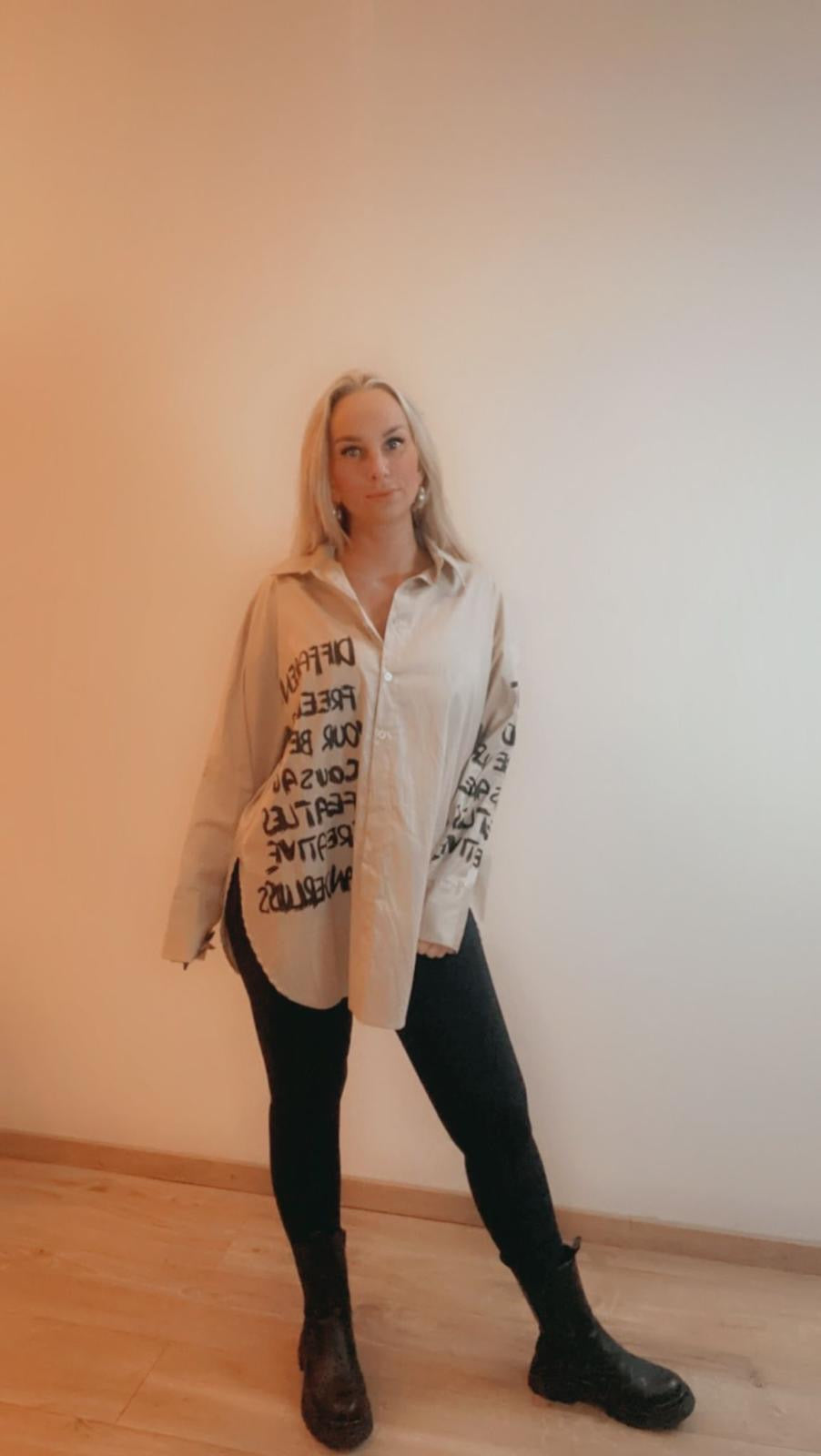 Beige lange blouse met letters
