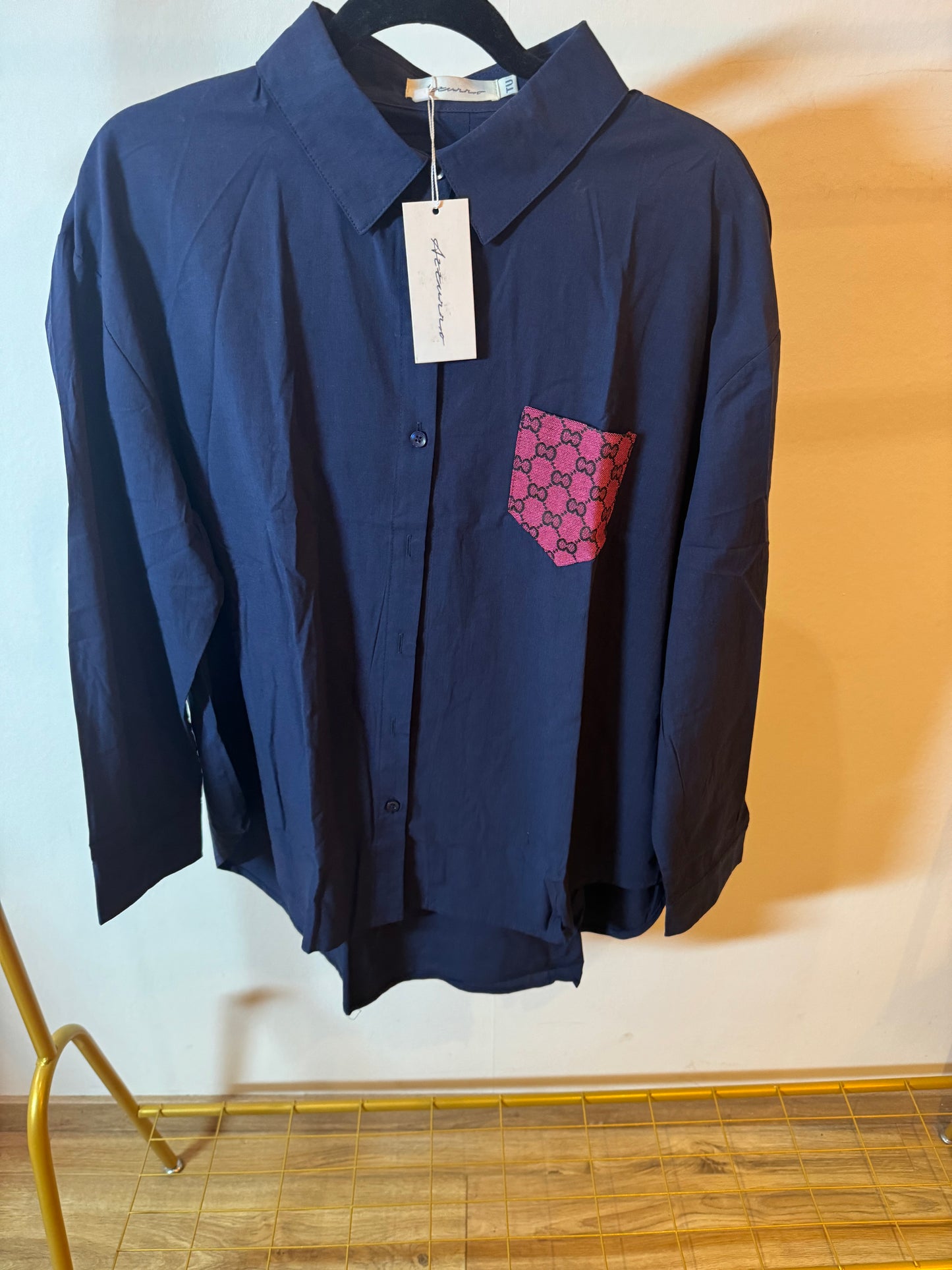Donkerblauwe blouse met roze borstzak