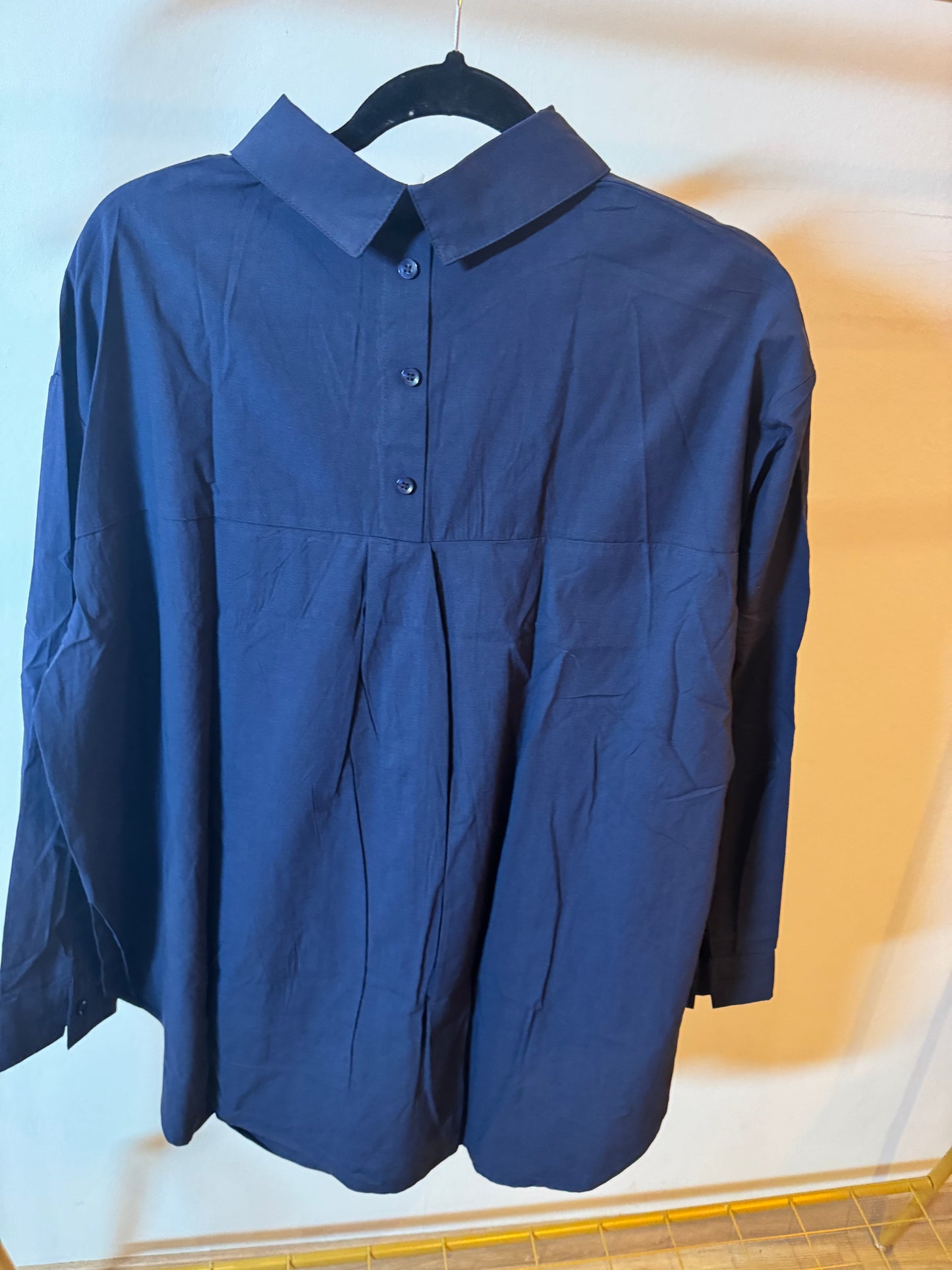Donkerblauwe blouse met roze borstzak
