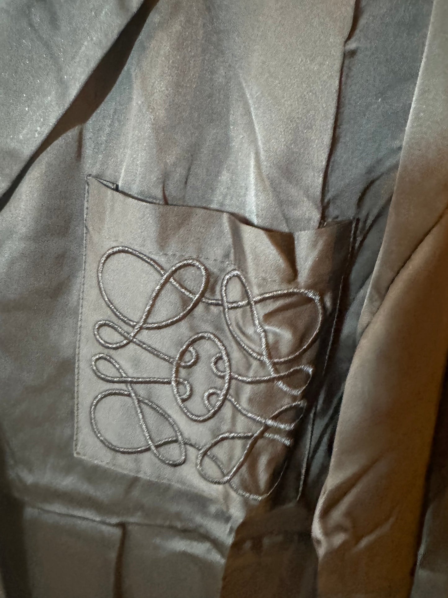 Satijnen blouse L logo