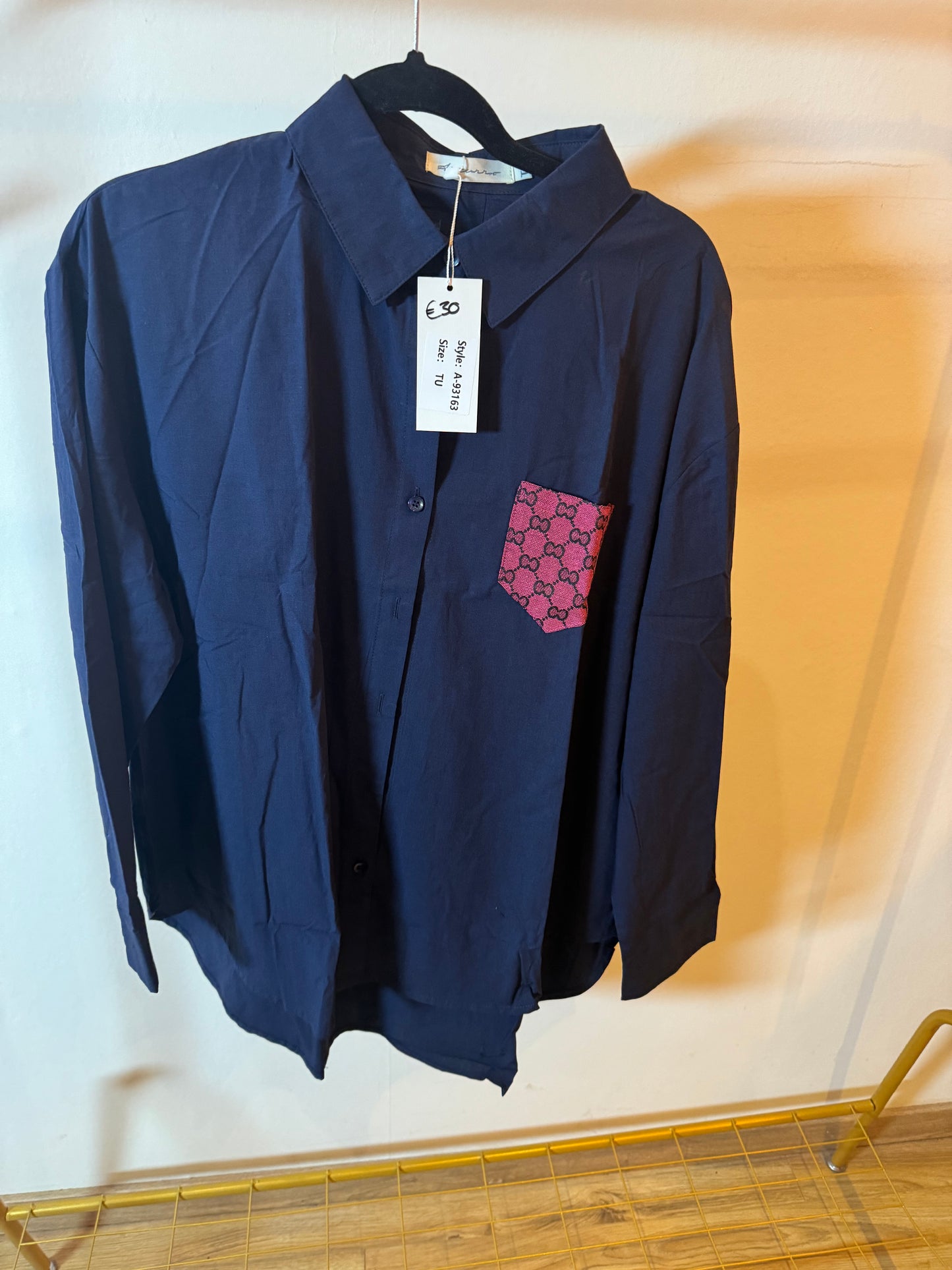 Donkerblauwe blouse met roze borstzak