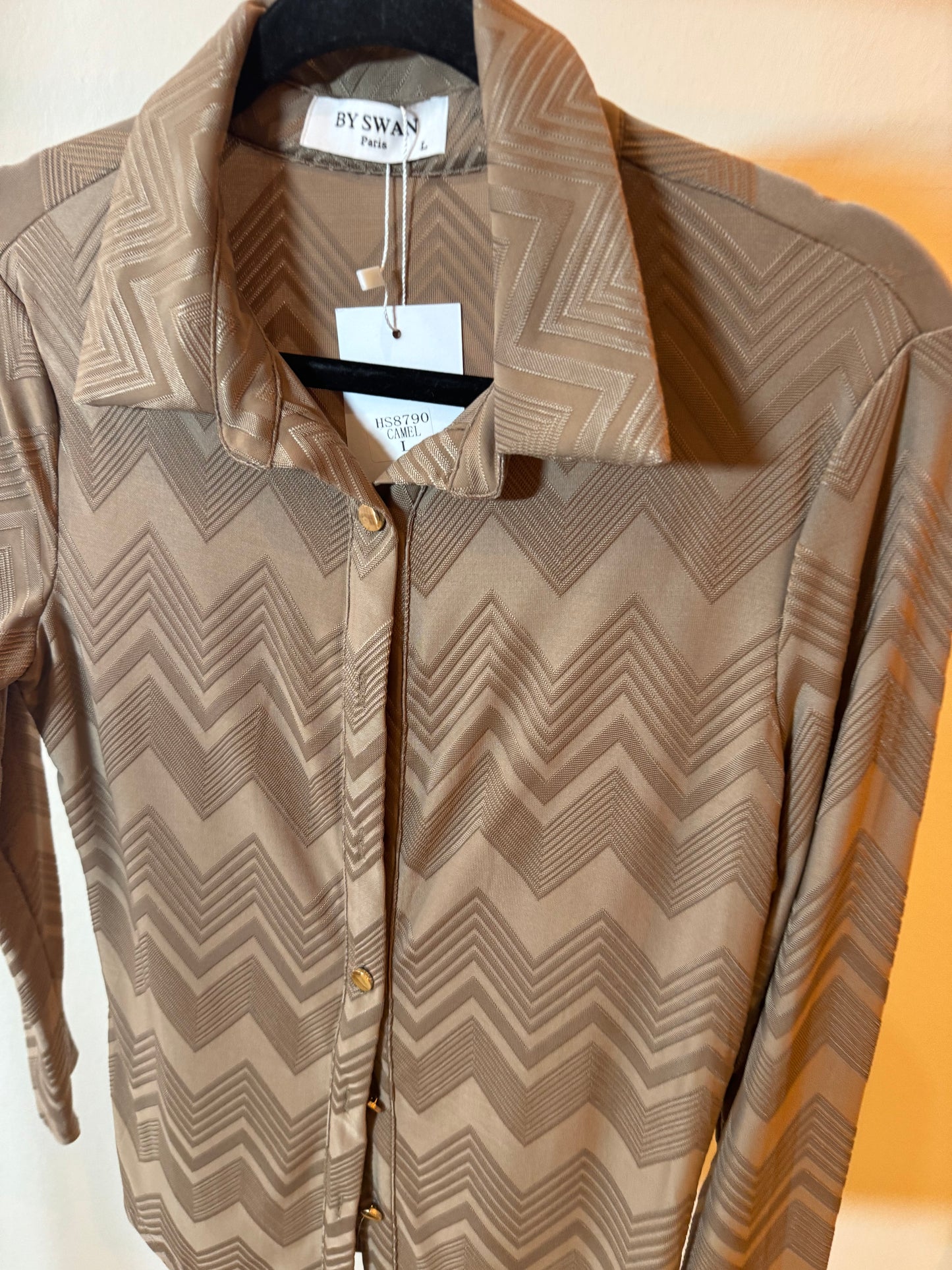 Camel kleurige zigzag blouse