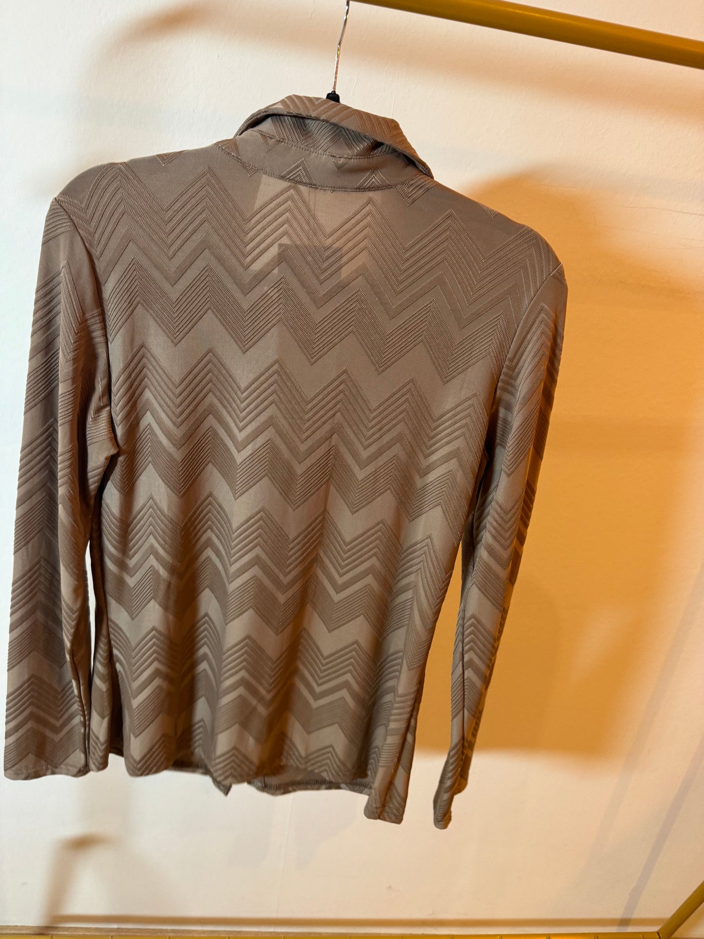 Camel kleurige zigzag blouse