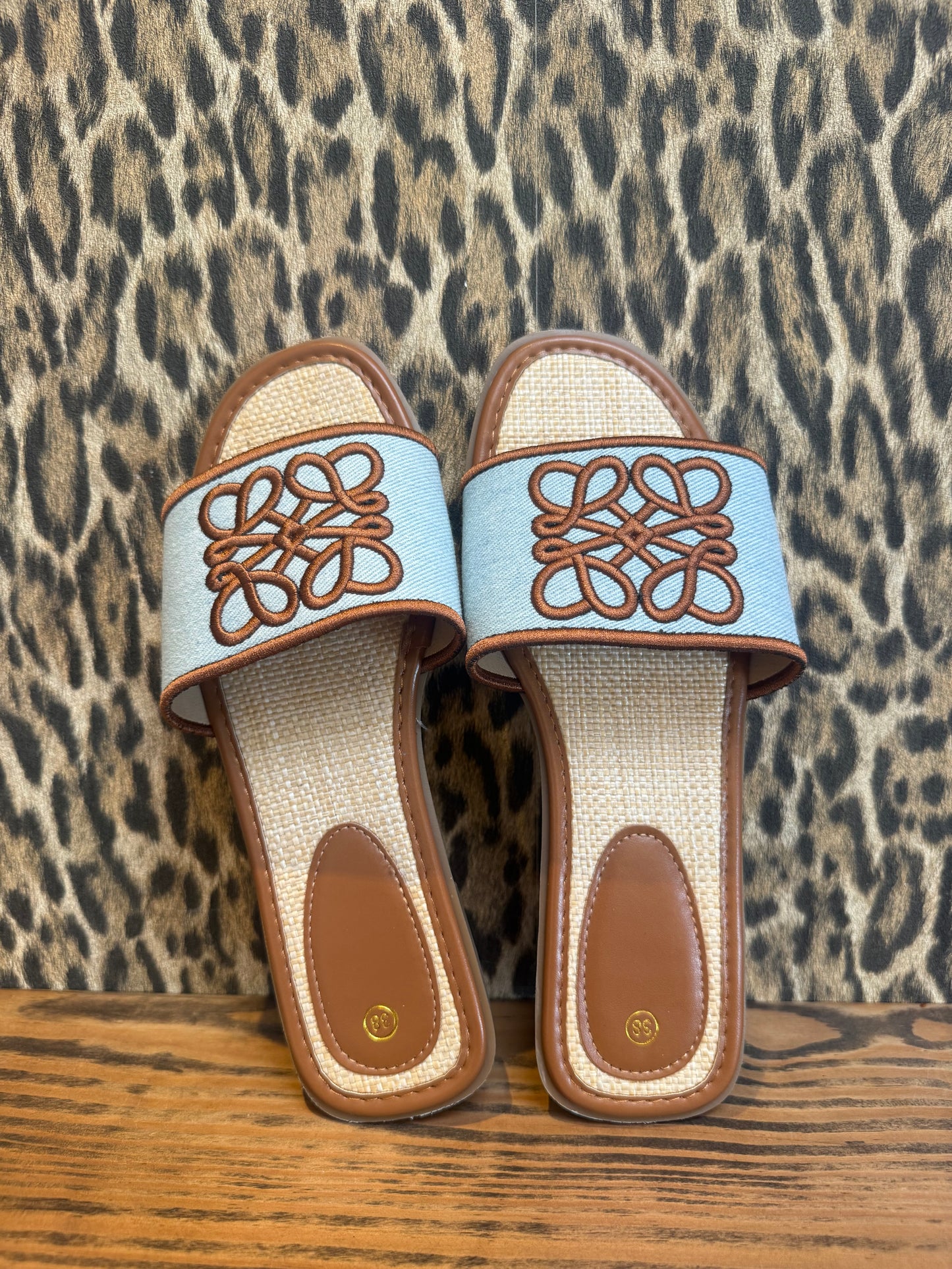 Slippers “Azure Knot” – Lichtblauw/Bruin