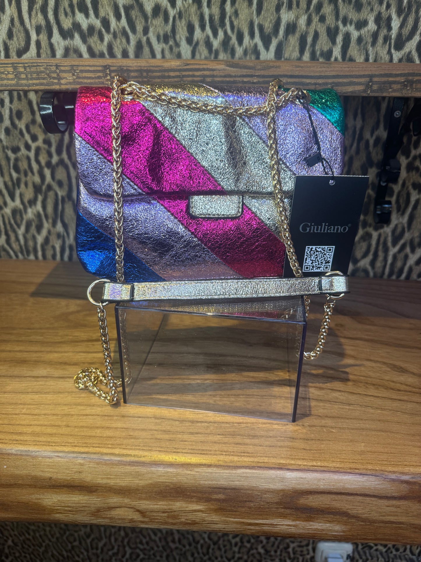 Rainbow colored handtas