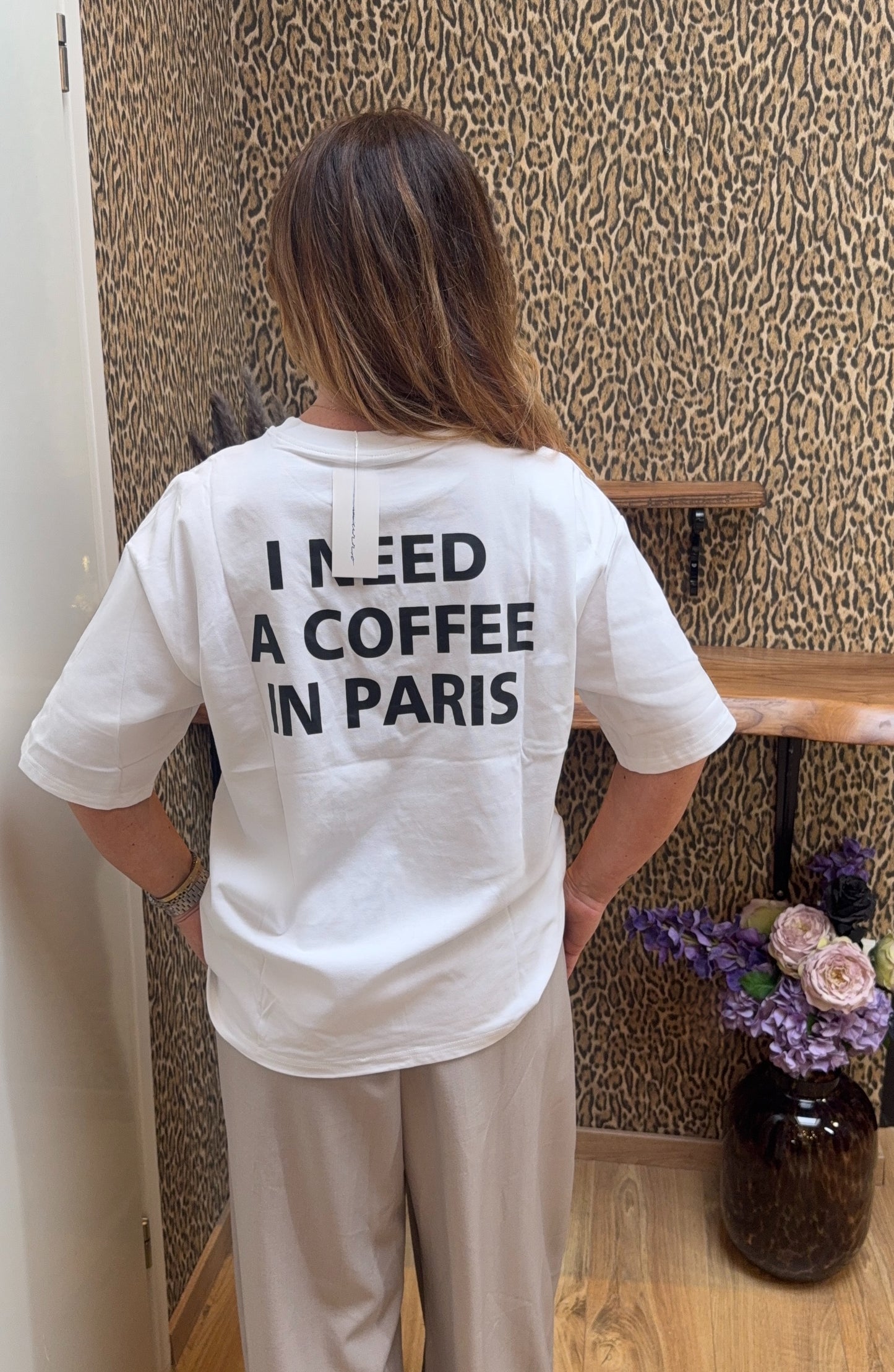T-shirt “I Need a Coffee in Paris” – wit