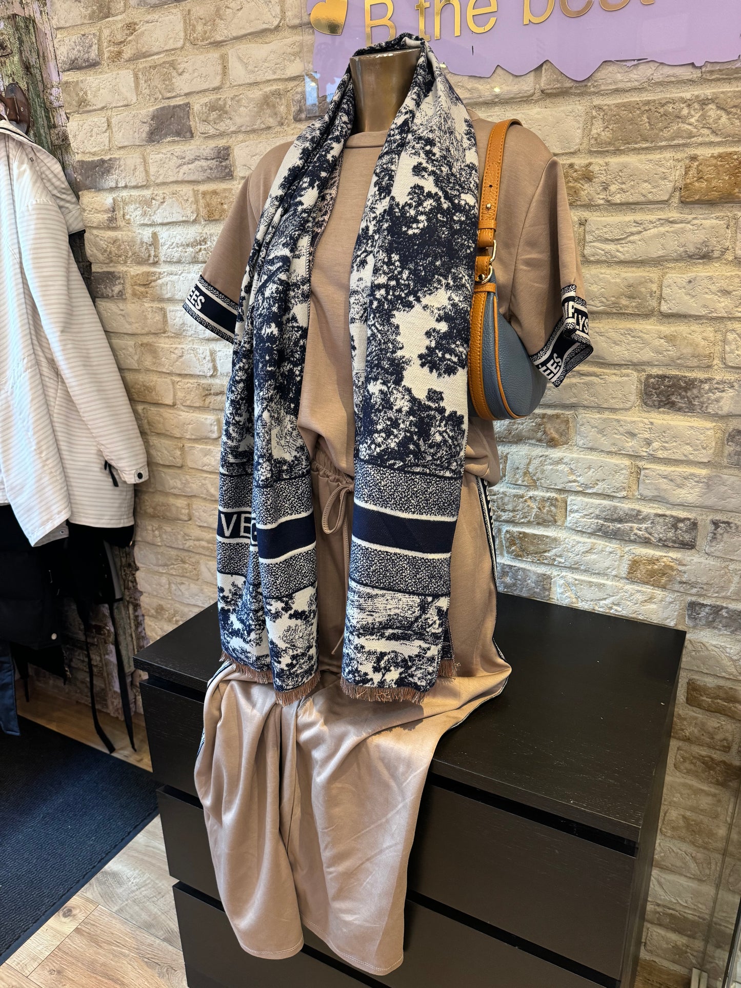 Donkerblauw met beige sjaal