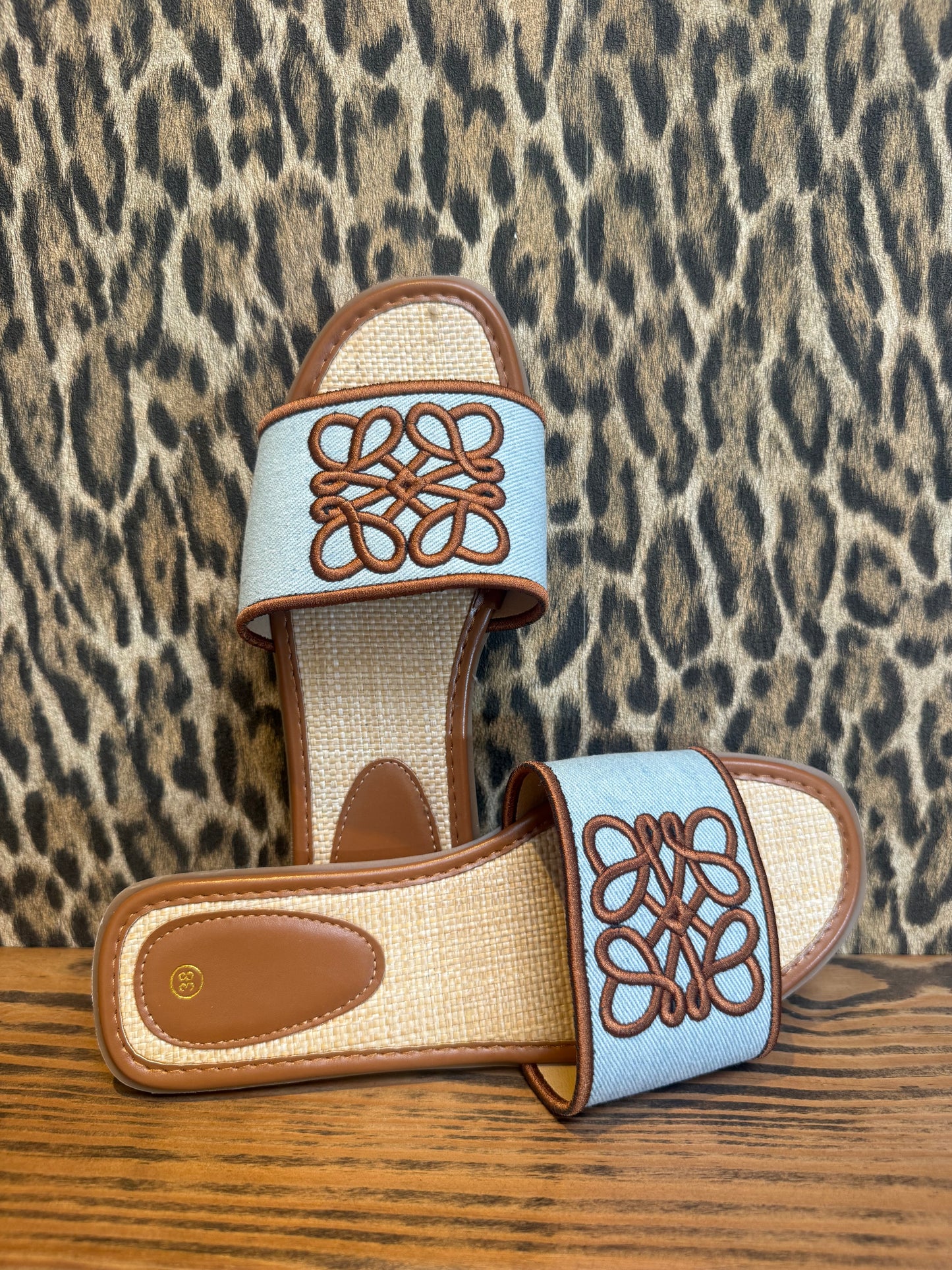 Slippers “Azure Knot” – Lichtblauw/Bruin