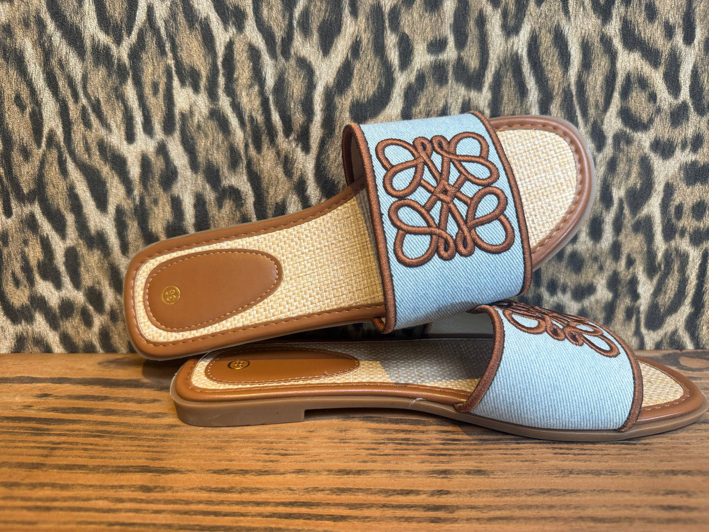 Slippers “Azure Knot” – Lichtblauw/Bruin